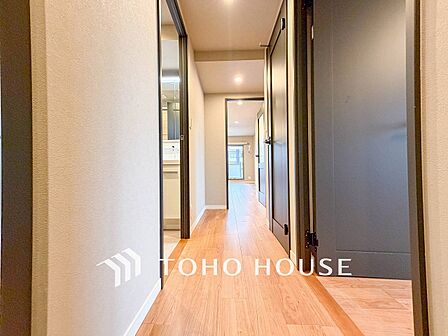 上質感漂う廊下。居住者の帰り、訪れる方を優しく迎え安らぎに満ちた生活空間を予感させます。