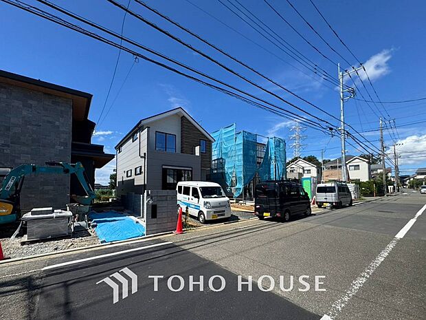 前面道路含む現地写真『快適』は「家」と「街」と「環境」が調和した時に訪れるだと改めて感じさせてくれます。