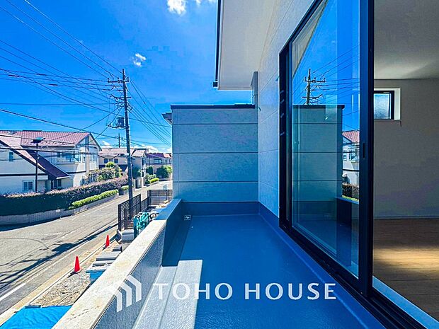 太陽の恵みをたっぷりと受けて、洗濯物も気持ちよく干せそうです。
