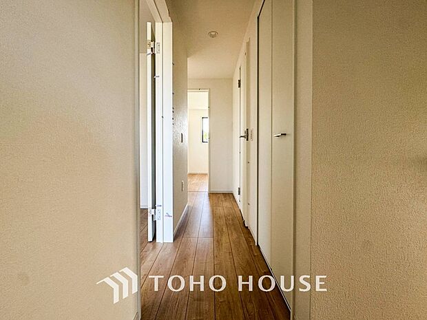 明るい廊下。居住者の帰りや訪れる方を優しく迎えてくれます。