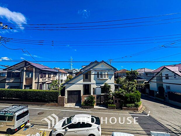 低層住宅が建ち並ぶきれいな街並みが遠くまで見渡せます。