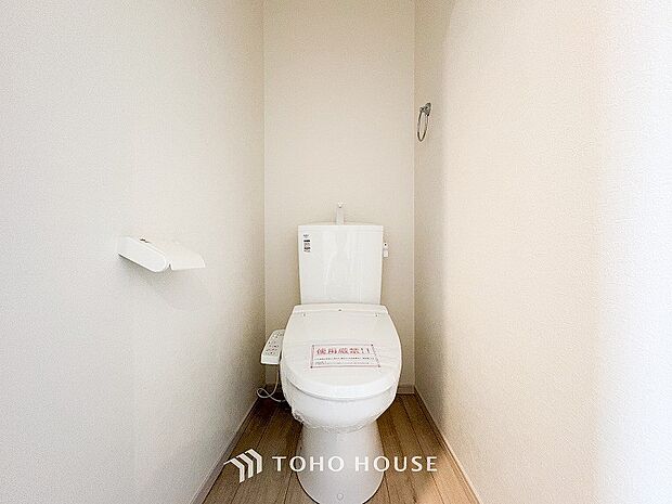 トイレはシンプルにホワイトで統一した温水洗浄付です。