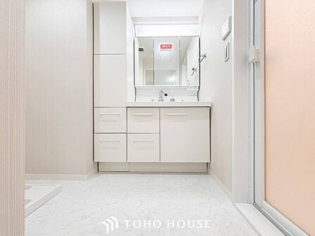 落ち着いた空間を演出するカラーと、ゆったりお使い頂ける広さが魅力のパウダールーム。