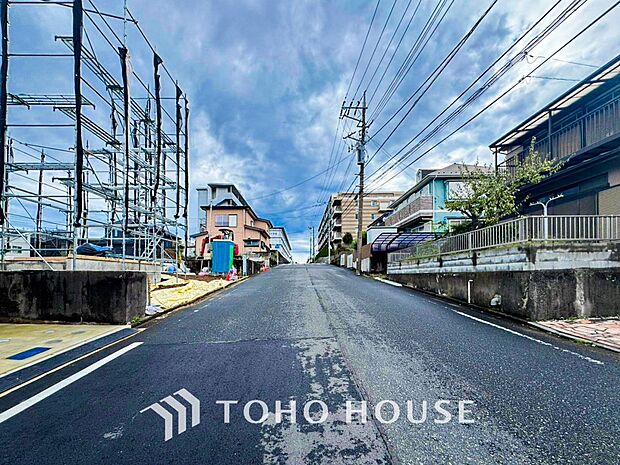 前面道路含む現地写真『快適』は「家」と「街」と「環境」が調和した時に訪れるだと改めて感じさせてくれます。
