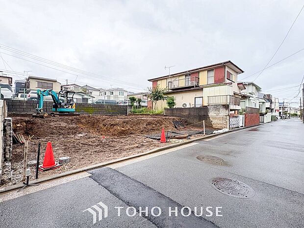 前面道路含む現地写真『快適』は「家」と「街」と「環境」が調和した時に訪れるだと改めて感じさせてくれます。