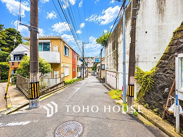 前面道路含む現地写真『快適』は「家」と「街」と「環境」が調和した時に訪れるだと改めて感じさせてくれます。
