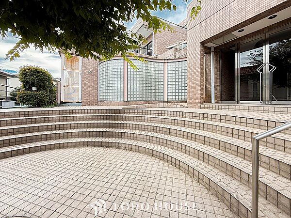 住む人や訪れる人やさしくエスコートする玄関アプローチ。
