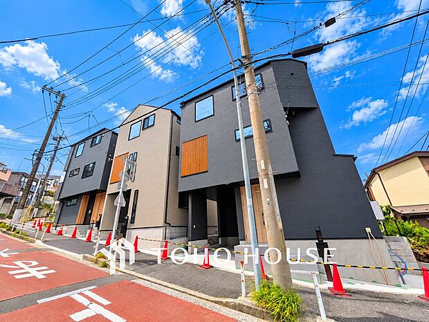 住む人を映し出す洗練された佇まいは、いつまでも輝き続けながらいつしか街の風景に溶け込んでいきます。