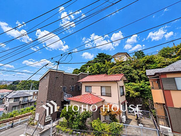 開放的で気持ちの良い眺望と青い空を満喫できます。※AIによる編集で晴天にしています