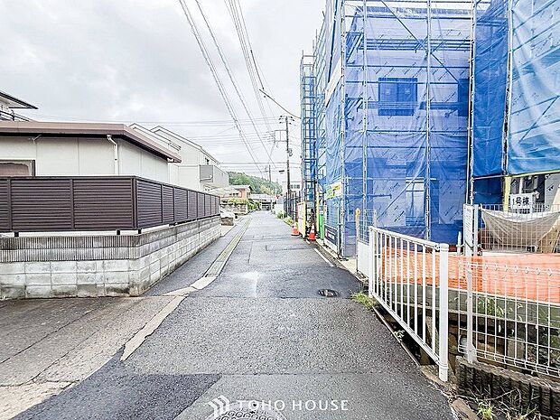 前面道路含む現地写真『快適』は「家」と「街」と「環境」が調和した時に訪れるだと改めて感じさせてくれます。