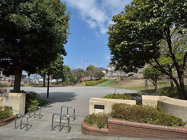 生い茂る緑が豊かなこもれび溢れる高台の公園です。吹きぬける風を感じながら遊んだり涼んだりができるゆったり広々した公園。