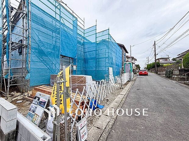 前面道路含む現地写真『快適』は「家」と「街」と「環境」が調和した時に訪れるだと改めて感じさせてくれます。