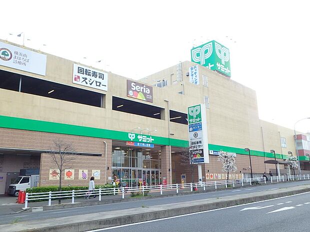 内装をリニューアルして品揃えも多く、お手ごろ商品も多いです。大型の駐車場が無料なのも嬉しい。