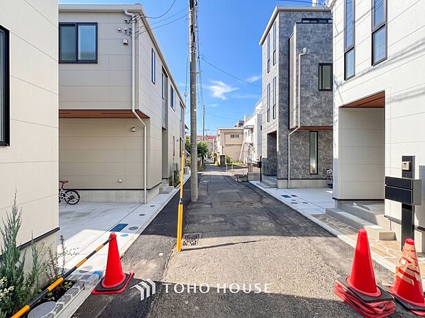 前面道路含む現地写真『快適』は「家」と「街」と「環境」が調和した時に訪れるだと改めて感じさせてくれます。