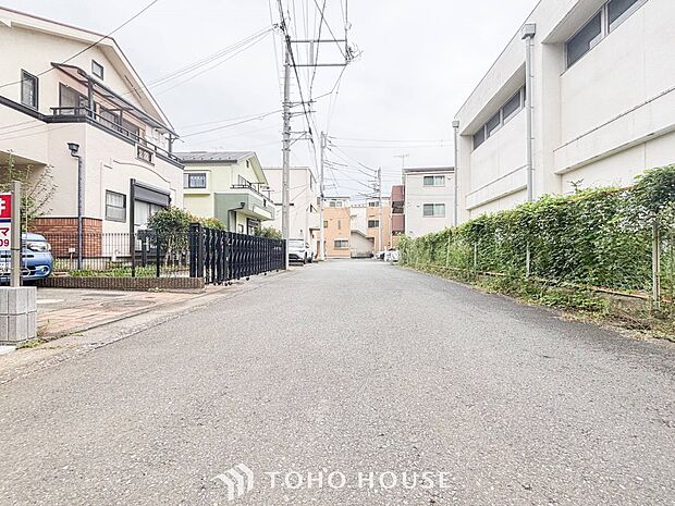 前面道路含む現地写真『快適』は「家」と「街」と「環境」が調和した時に訪れるだと改めて感じさせてくれます。