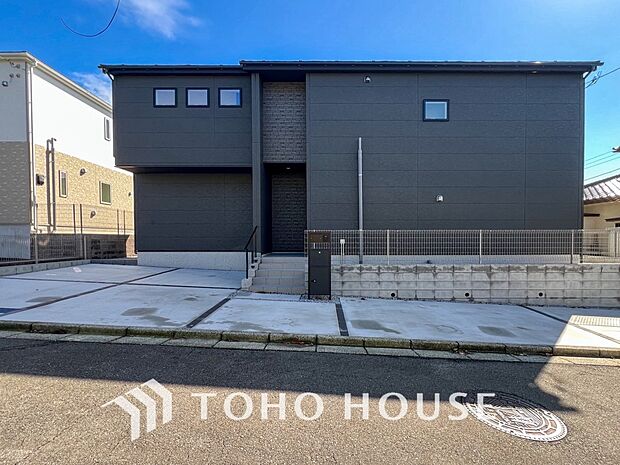 住む人や訪れる人やさしくエスコートする玄関アプローチ。