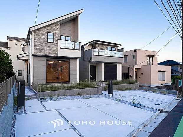 住む人や訪れる人やさしくエスコートする玄関アプローチ。
