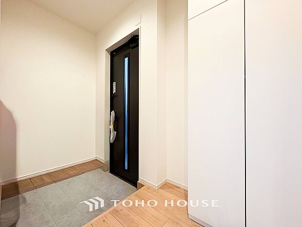 落ち着いた色を基調としていて、明るく優しい玄関となっています。
