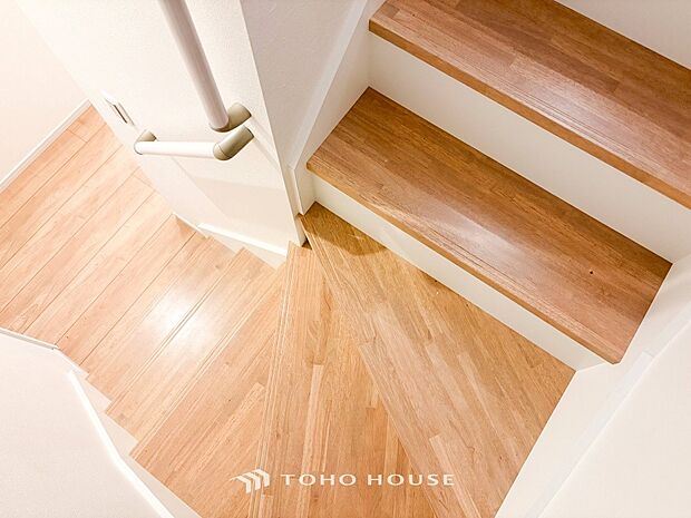 各フロアを結ぶ階段。集いの空間と一人の時間を楽しむプライベートルームをバランスよく繋いでいます。