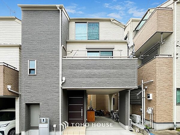 爽やかな青空の下に贅沢なほどに降り注ぐ陽光、豊かな居住性と、クオリティが見事に調和した住空間。