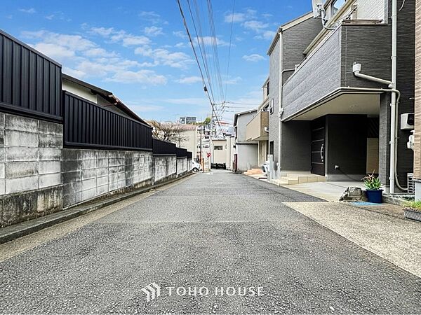 前面道路含む現地写真『快適』は「家」と「街」と「環境」が調和した時に訪れるだと改めて感じさせてくれます。