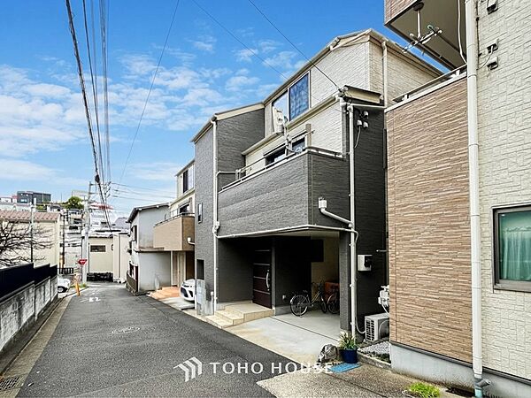 住む人を映し出す洗練された佇まいは、いつまでも輝き続けながらいつしか街の風景に溶け込んでいきます。