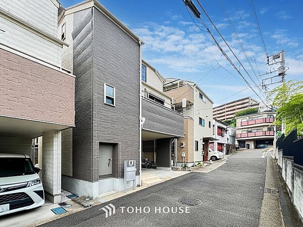 堂々たる趣ながら、主張し過ぎずどこか余裕を感じさせるシャープなフォルムで佇む邸宅。