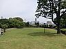 周辺：急坂を上りきった所にある、名前の通り見晴らしの良い緑豊かな公園。
