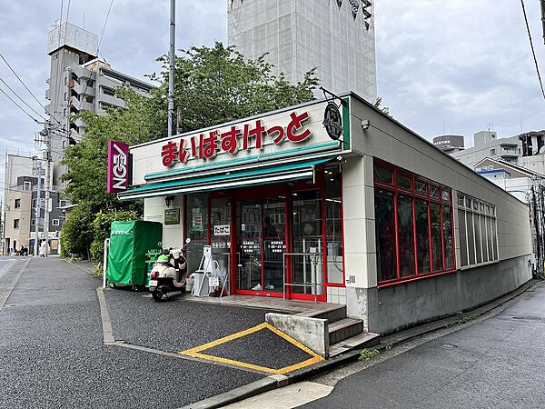 イオン系列の小型スーパー。食品や雑貨など生活に必要なものをコンパクトに手に入れることができます。