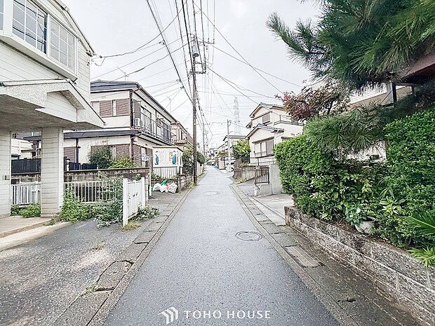 前面道路含む現地写真『快適』は「家」と「街」と「環境」が調和した時に訪れるだと改めて感じさせてくれます。