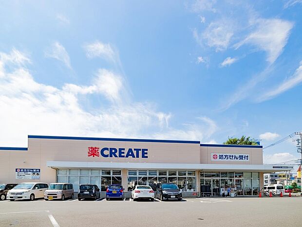 お薬や日用品はもちろん、冷蔵食品・冷凍食品・お酒などをお手ごろ価格で取り揃える頼もしいお店。