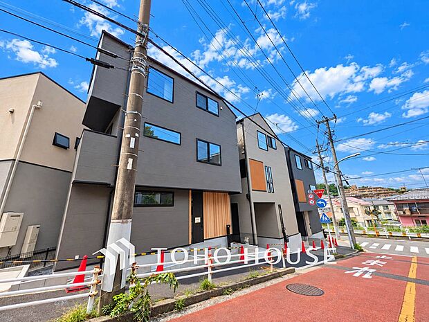 流行に左右されず、将来にわたって価値が継続する「上質」な佇まい。※AIによる編集で晴天にしています
