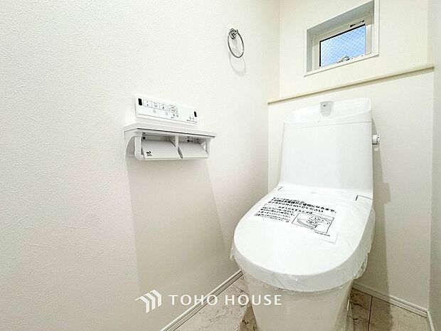 換気と明るさに配慮した清潔感溢れるトイレ。落ち着いた空間で安らぎのひとときをお過ごしいただけます。