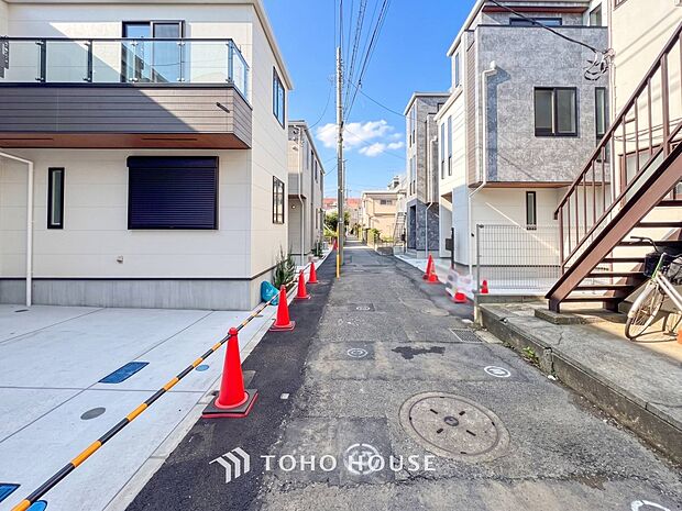 前面道路含む現地写真『快適』は「家」と「街」と「環境」が調和した時に訪れるだと改めて感じさせてくれます。