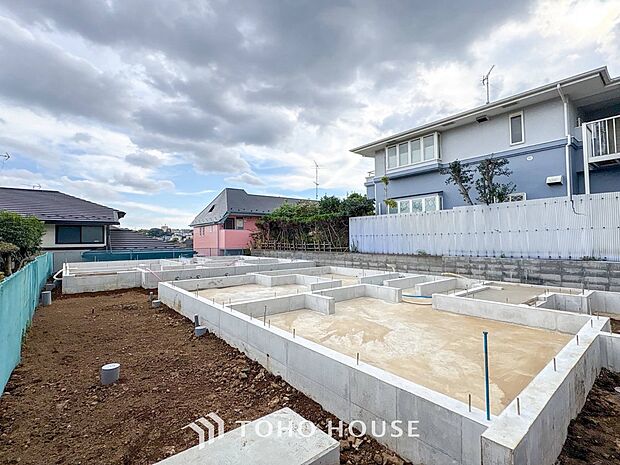 住む人を映し出す洗練された佇まいは、いつまでも輝き続けながらいつしか街の風景に溶け込んでいきます。