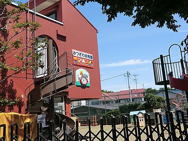 豊かな自然に触れながら成長できる環境です。遊び中心の保育で、毎日どろんこになって遊びます。