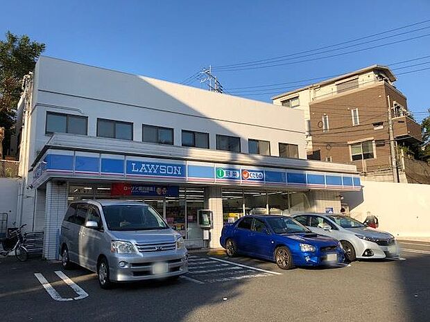 24時間営業ですので、急な買い物に便利です。駐車場もあります。