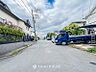 外観：前面道路含む現地写真『快適』は「家」と「街」と「環境」が調和した時に訪れるだと改めて感じさせてくれます。
