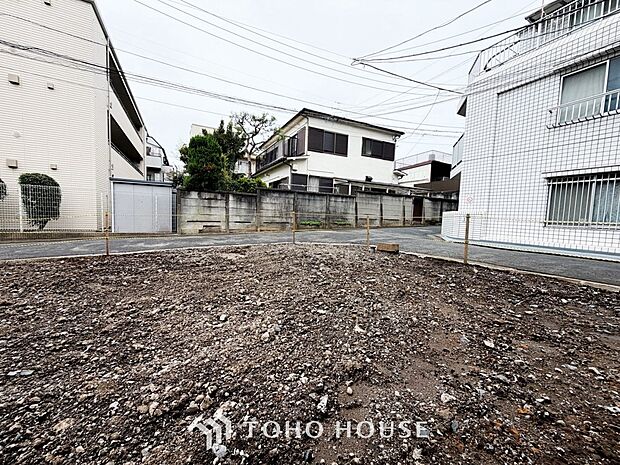閑静な住宅街の陽当りに恵まれた土地。たくさんの想いが美しいカタチに彩られます。
