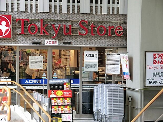 学芸大駅の改札を出てすぐ。夜遅くまで営業していますのでお仕事帰りにも便利です。