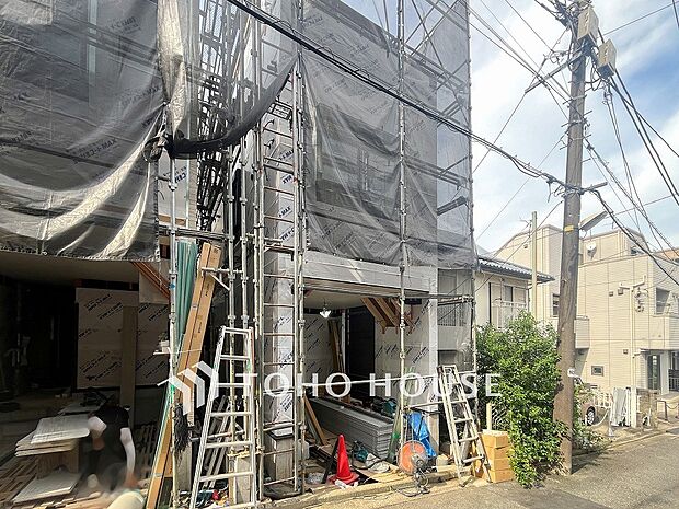 爽やかな青空の下に贅沢なほどに降り注ぐ陽光、豊かな居住性と、クオリティが見事に調和した住空間。