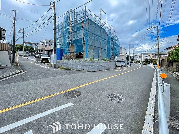 前面道路含む現地写真『快適』は「家」と「街」と「環境」が調和した時に訪れるだと改めて感じさせてくれます。