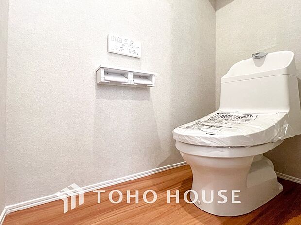 トイレはシンプルにホワイトで統一した温水洗浄付です。