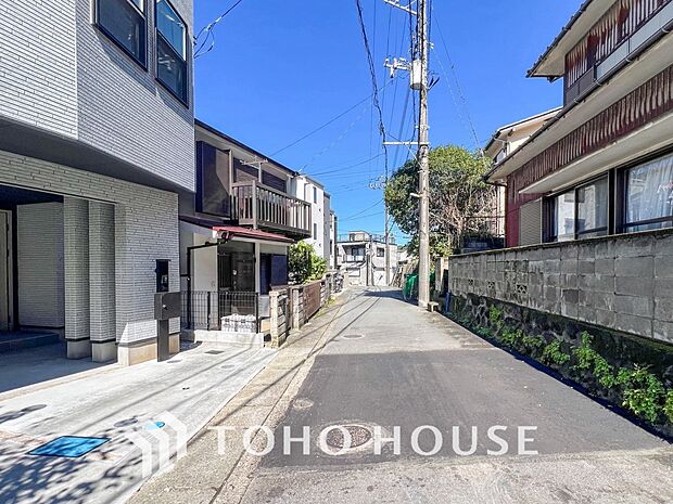 前面道路含む現地写真『快適』は「家」と「街」と「環境」が調和した時に訪れるだと改めて感じさせてくれます。
