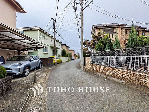 前面道路含む現地写真『快適』は「家」と「街」と「環境」が調和した時に訪れるだと改めて感じさせてくれます。