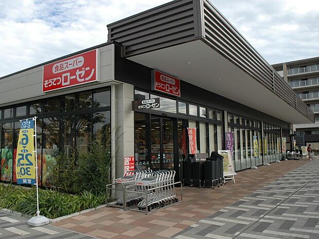 早朝から深夜まで営業のスーパーマーケット。毎日の食卓を飾る新鮮な食料品が揃います。