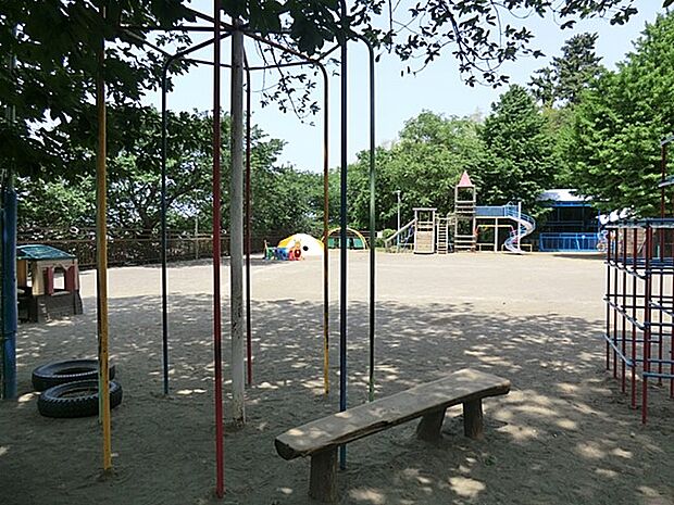 広い園庭で、自由に伸び伸びとした保育を行う幼稚園。制服が無く、転園生に優しいスタイルも魅力の一つ。