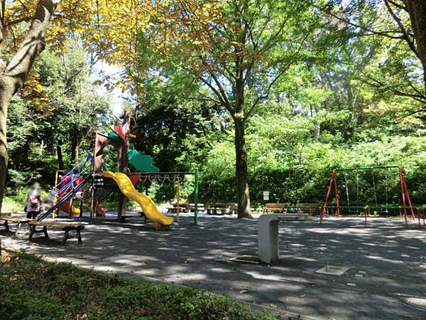 園内は、花壇・バラ園、野草園、くだもの園などが整備され、楽しみながら植物に親しむことができます。