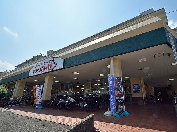 1階の食料品売り場は朝8時から夜22時まで営業。2階にはドラッグストア、美容院などがあります。