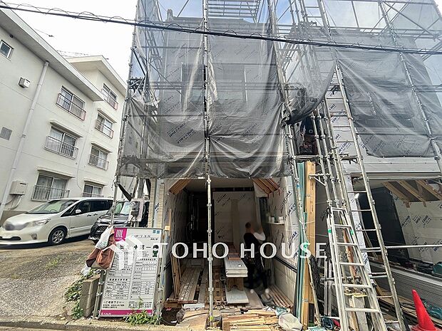 住む人や訪れる人やさしくエスコートする玄関アプローチ。